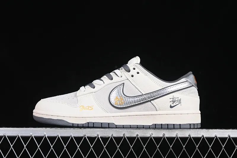 All Categories Nk SB Dunk Series Nk SB Dunk Low High-end Customized Low-top Shoes Nk SB Dunk Low Stussy Year of the Snake Co-branded Pig Eight Silver Hook Anniversary High-end Customized Low-top Casual Shoes DM6868-008